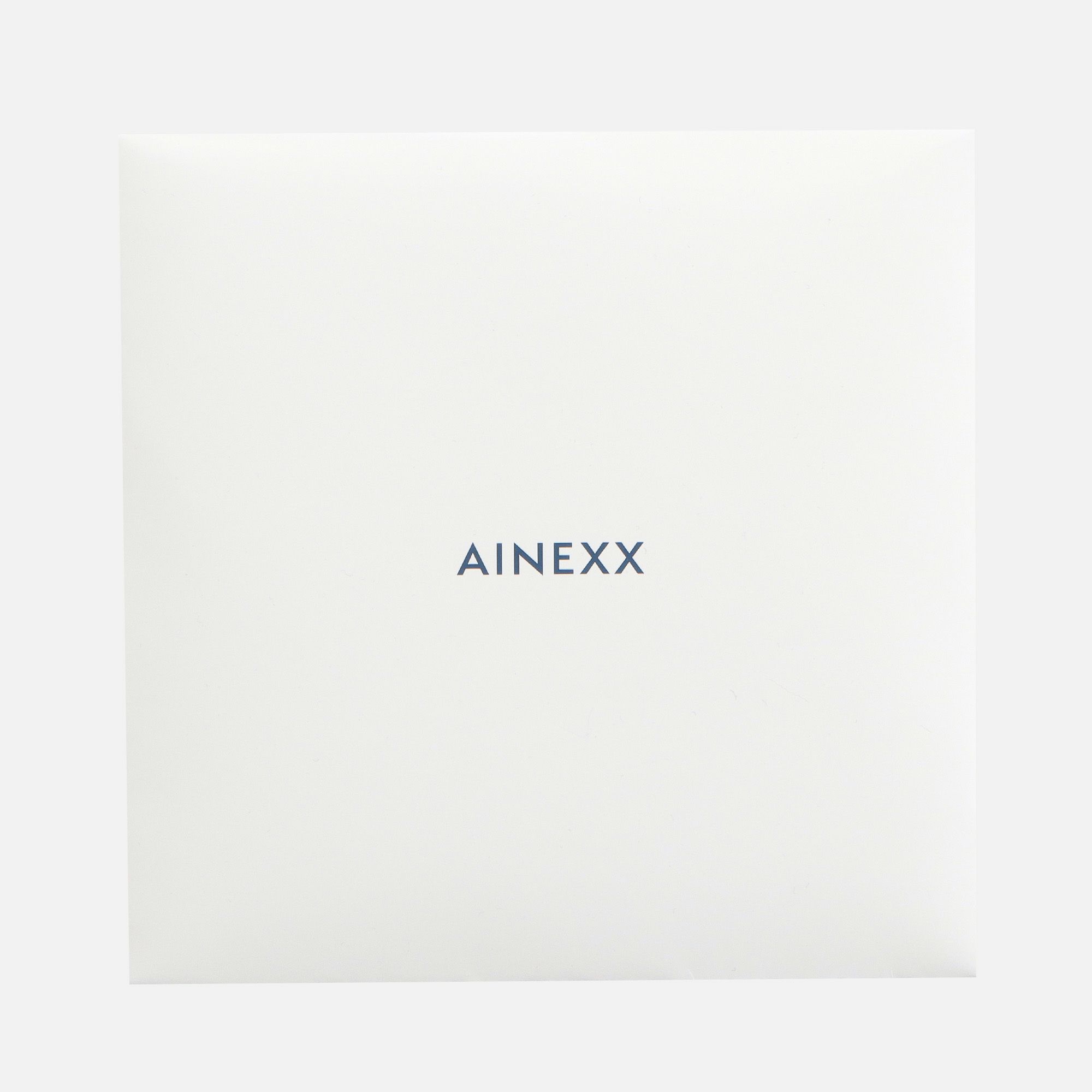 チーフとハンカチにはアイネクスのオリジナルケースにお入れします