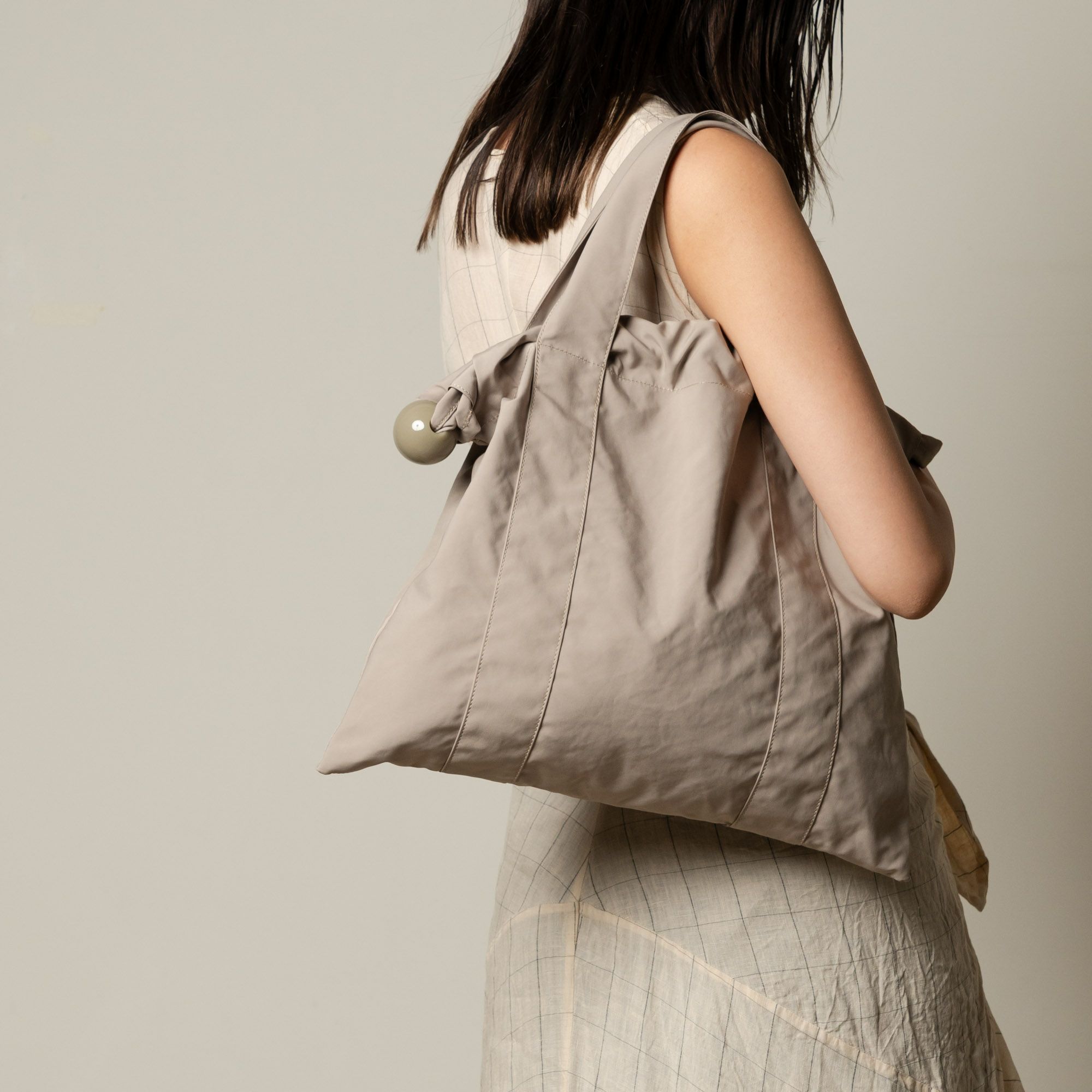 Ball Charm Satin Tote | AINEXX ONLINE（アイネックスオンライン）